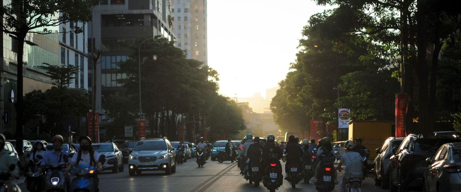 Druk verkeer in een straat in Hanoi