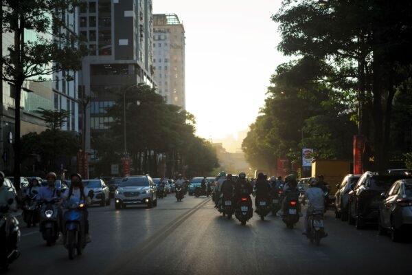 Druk verkeer in een straat in Hanoi