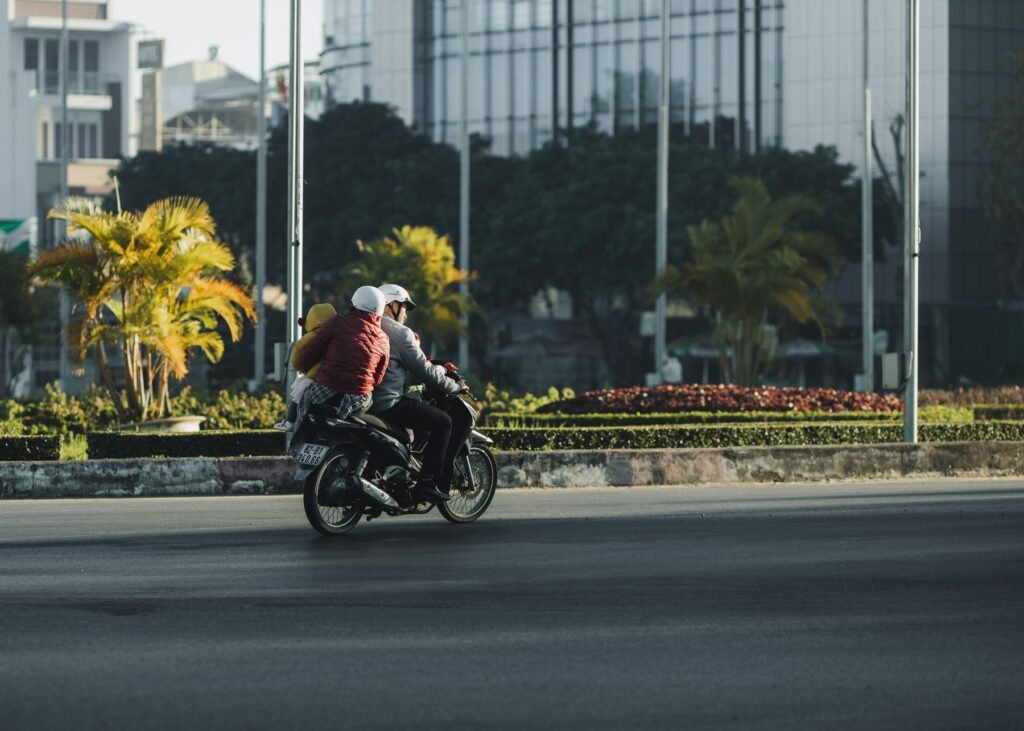 Scooter op een straat in Kon Tum