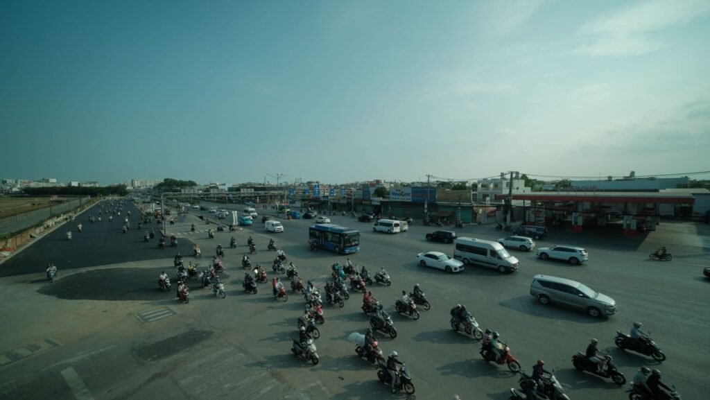Kruispunt met auto's en scooters in Vietnam