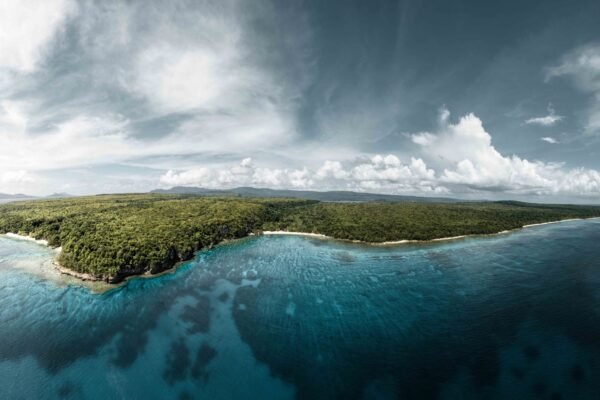 Luchtfoto van de groene kust van een eiland in Vanuatu