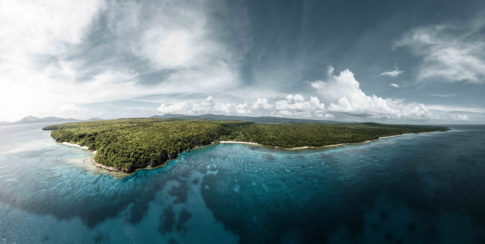 Luchtfoto van de groene kust van een eiland in Vanuatu